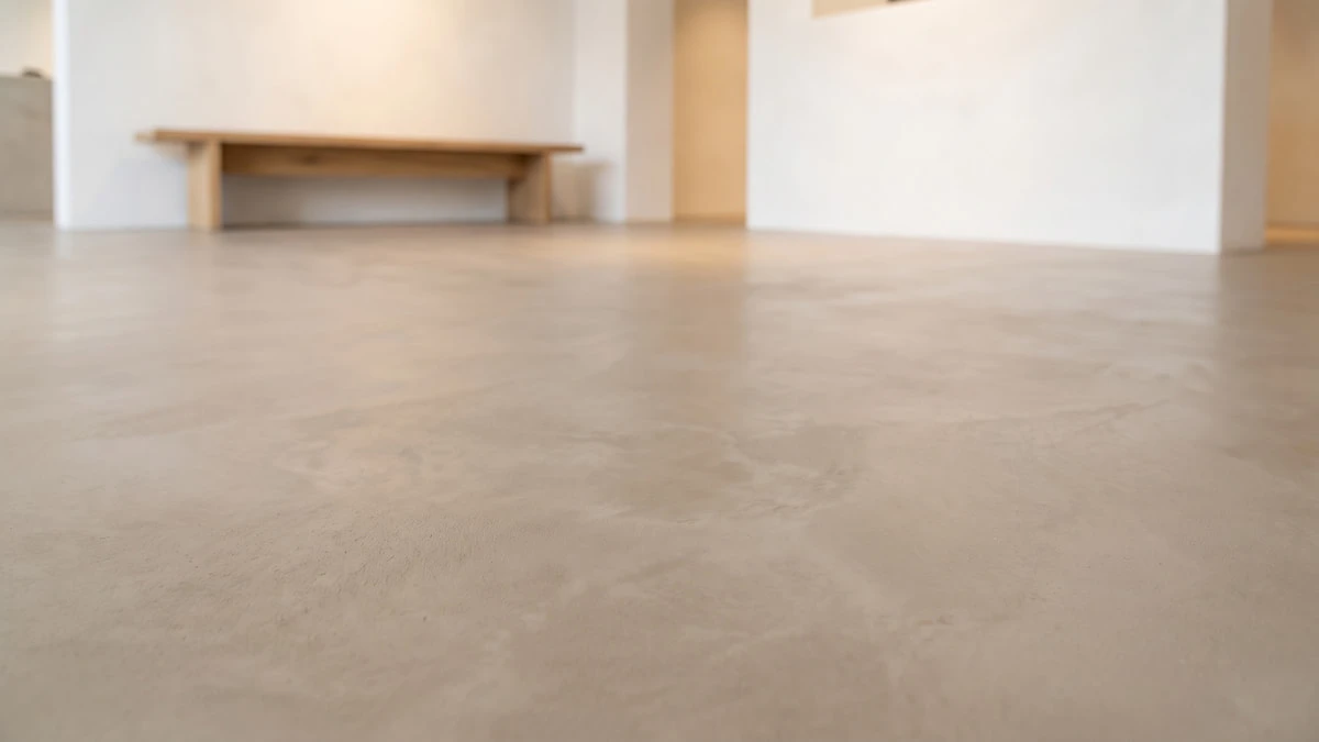 Fugenloser Designboden aus Harz in einem modernen Showroom