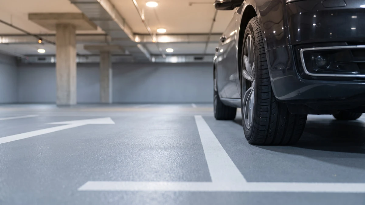 Beschichteter Boden einer Tiefgarage mit Parkmarkierung