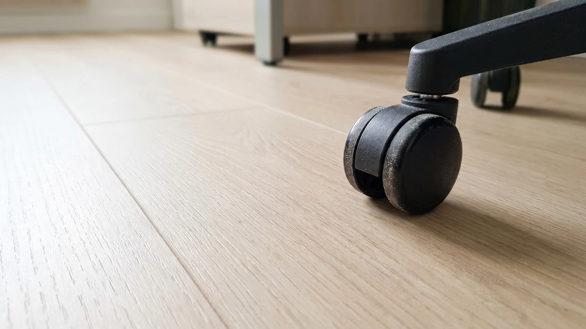 Stuhlrolle auf unbeschädigtem, strapazierfähigem Laminatboden im Büro