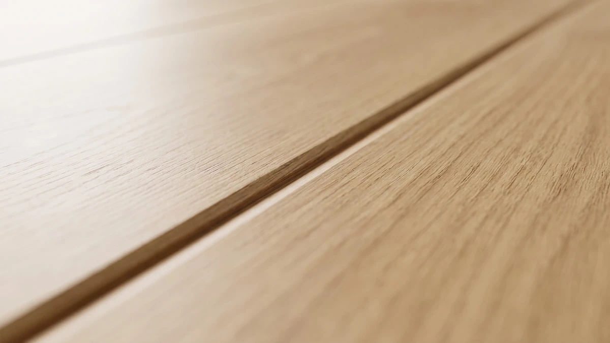 Laminatdielen mit umlaufend gefaster V-Fuge im Nahaufnahme-Detail