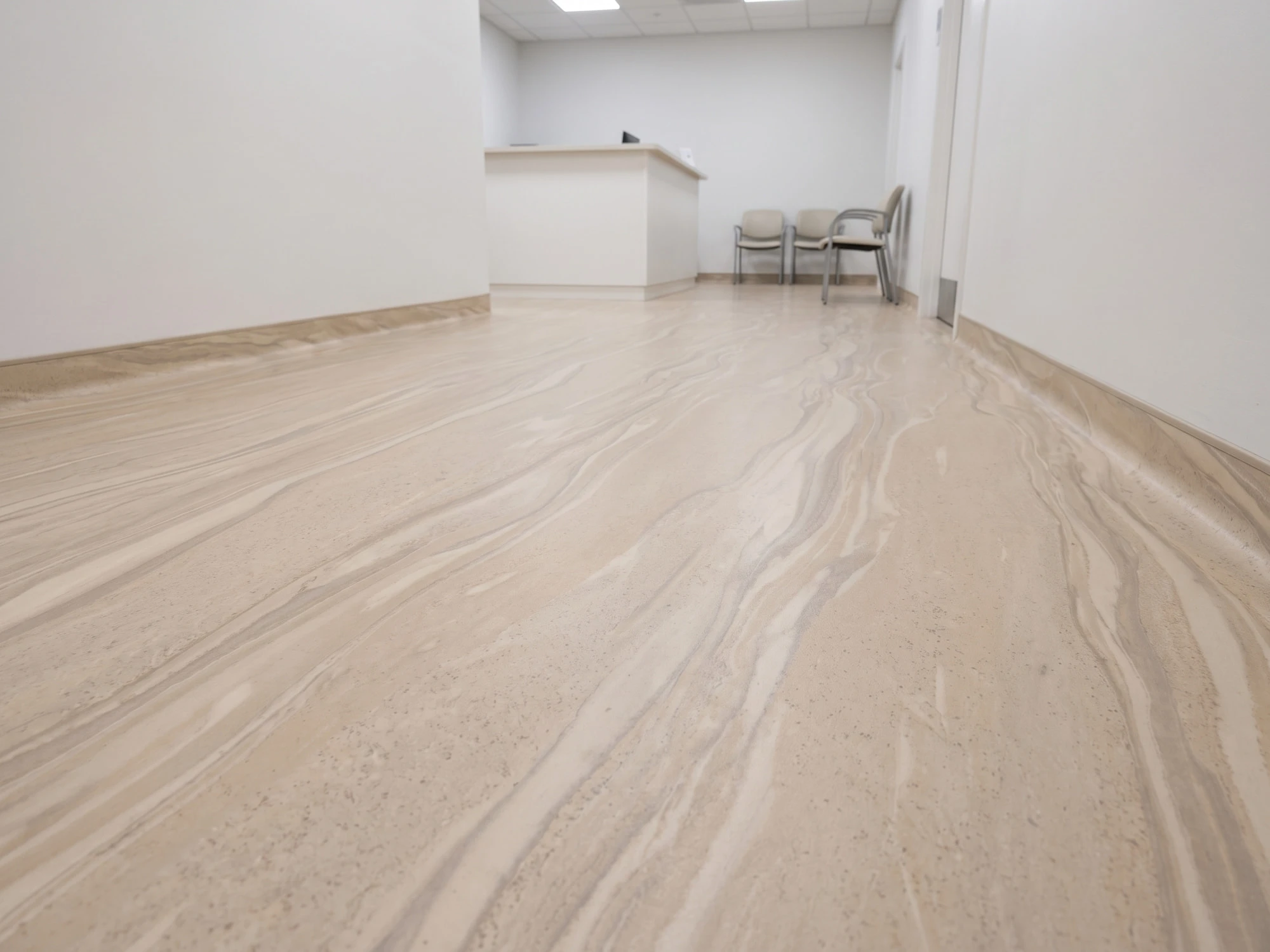 Praxisflur mit marmoriertem Linoleum in Sandtönen
