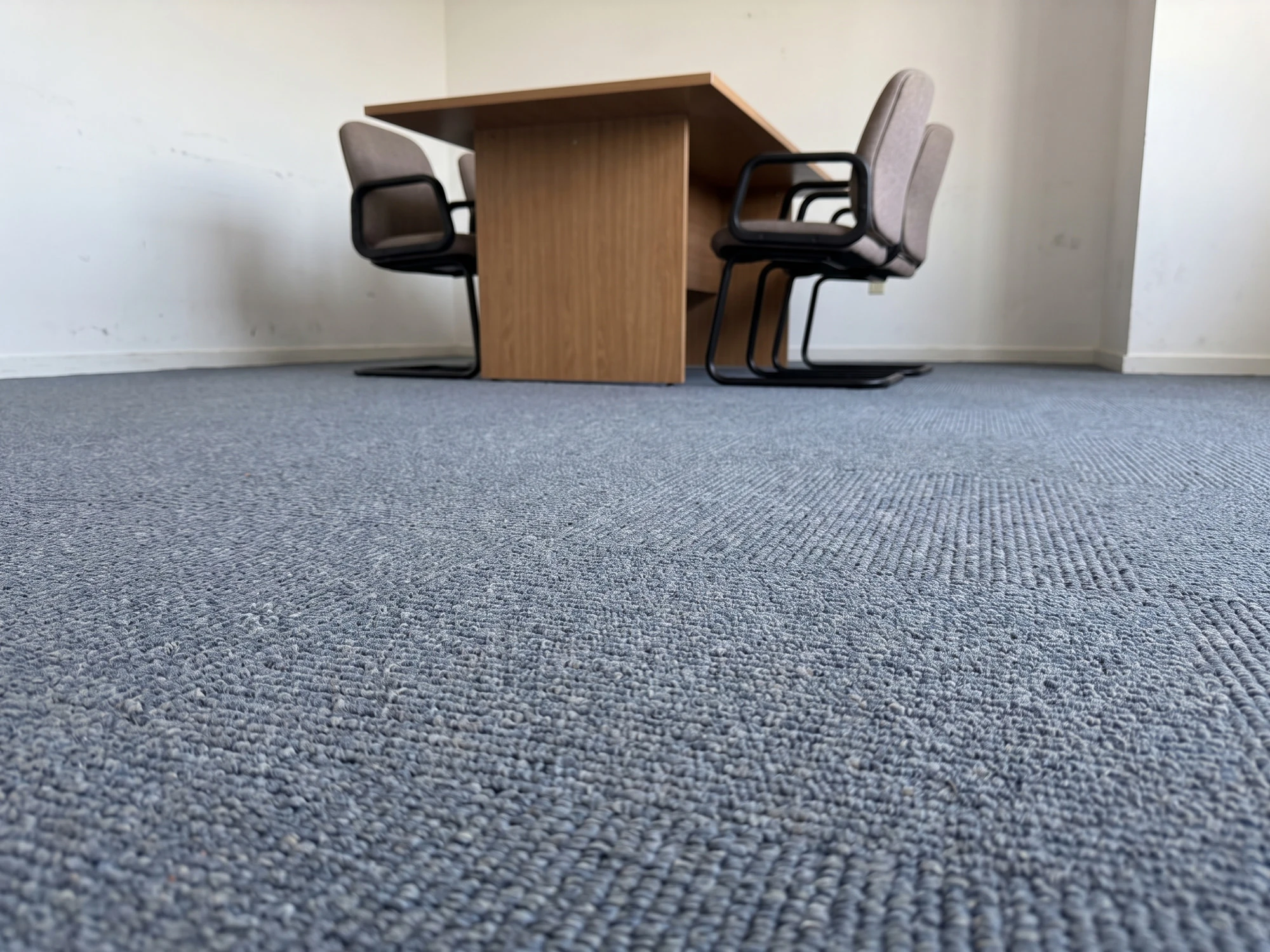 Besprechungsraum mit Teppichboden in Schieferblau