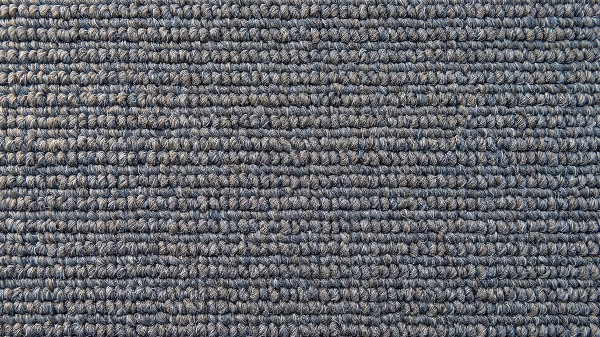 Teppichboden mit dichter Schlingenware (Loop) in Schieferblau