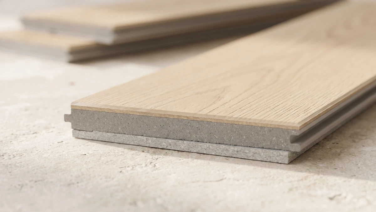 Querschnitt einer Rigid-Vinyl-Diele mit stabilem Mineralkern